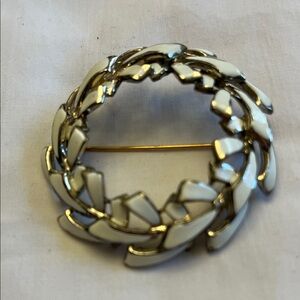 White Enamel Wreath-Style Brooch - Women Jewelry